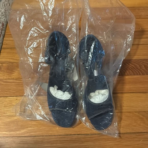 Newport News Blue Denim Wide Heel Open Front 8M Brand New In Box - Picture 13 of 13